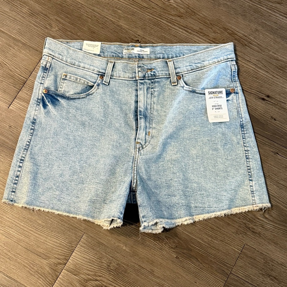 Signature Levi's Women's Light Blue Denim Shorts NWT Size 12-31 Waist